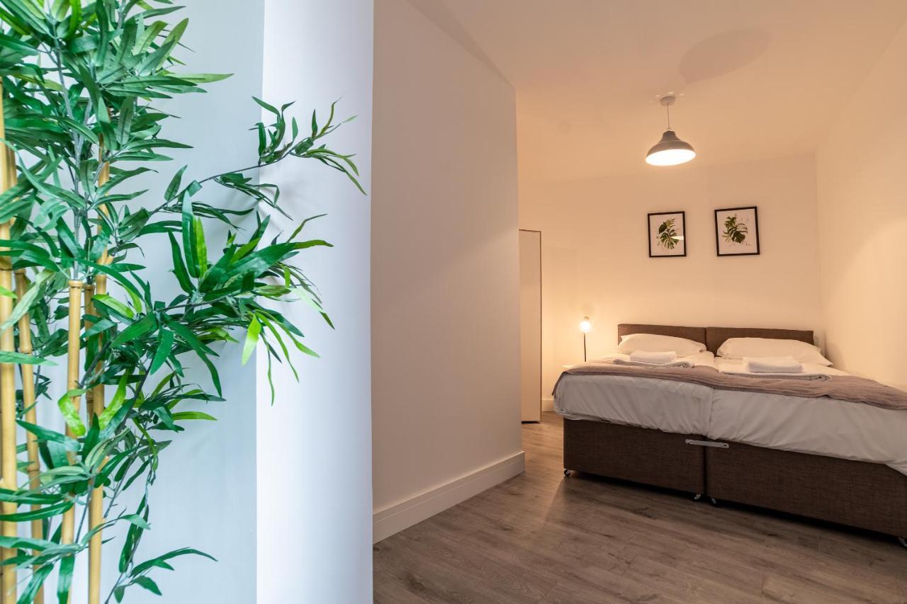 Copenhagen Court Apartments ベージングストーク エクステリア 写真
