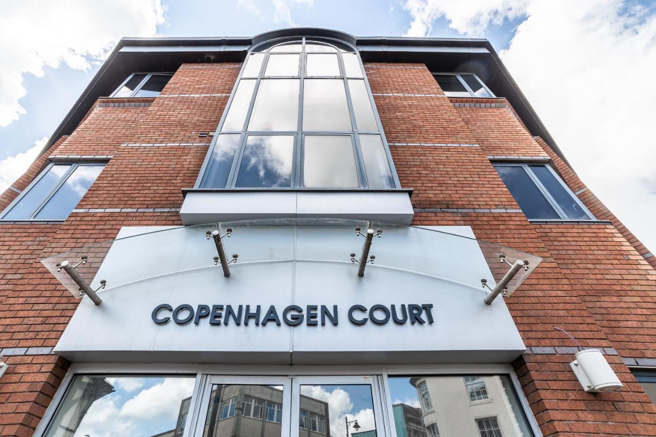Copenhagen Court Apartments ベージングストーク エクステリア 写真