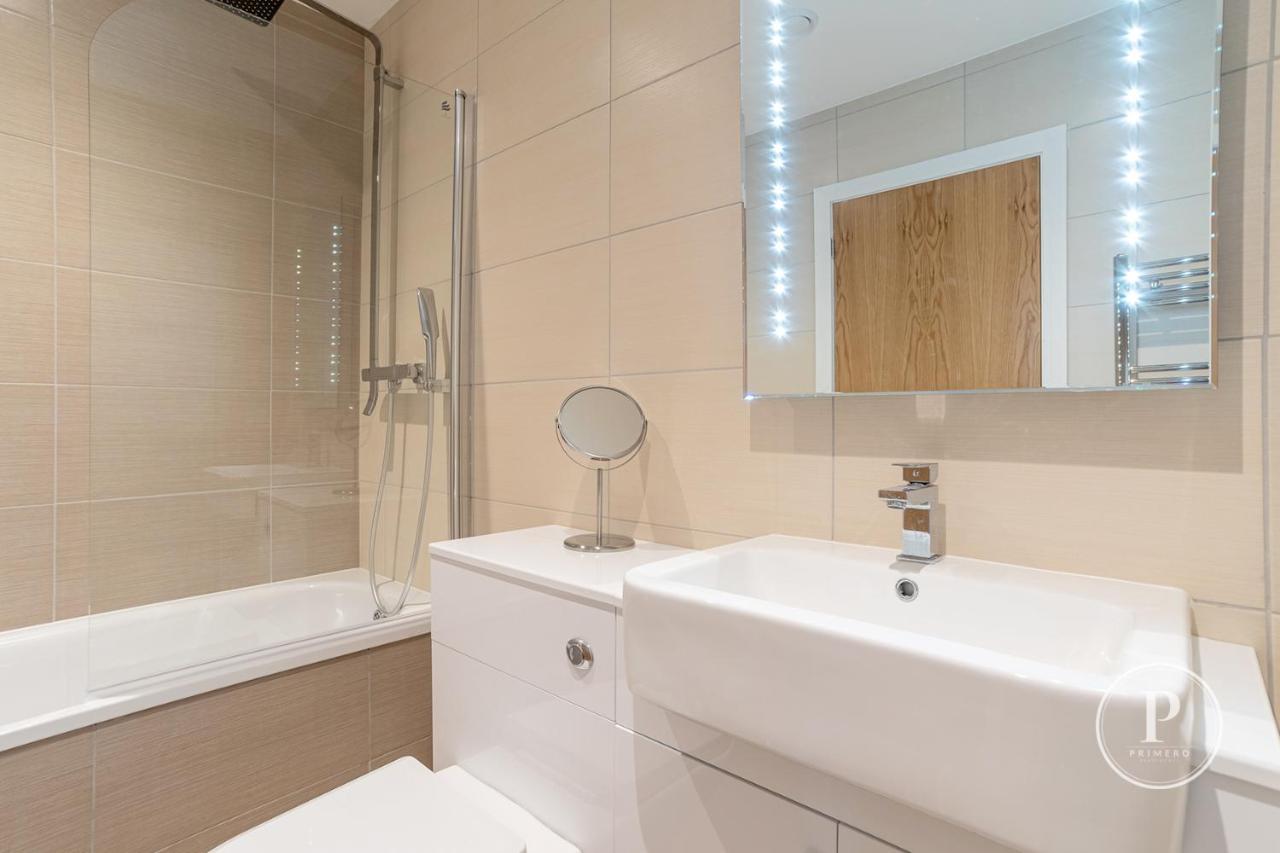 Copenhagen Court Apartments ベージングストーク エクステリア 写真